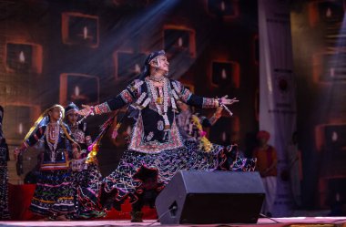 Puşkar, Rajasthan, Hindistan - Kasım 05 2022: Ünlü rajasthani halk sanatçısı Gulabo Sapera 'nın portresi geleneksel elbise ve mücevherlerle geleneksel halk dansları Kalbelia' da sahne alıyor