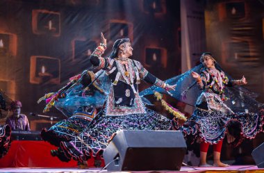 Puşkar, Rajasthan, Hindistan - Kasım 05 2022: Ünlü rajasthani halk sanatçısı Gulabo Sapera 'nın portresi geleneksel elbise ve mücevherlerle geleneksel halk dansları Kalbelia' da sahne alıyor