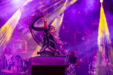 Puşkar, Rajasthan, Hindistan - Kasım 05 2022: Rajasthani halk dansları yapan kadın ressamın portresi geleneksel elbisesiyle pulkar fuarında gülümseyerek 