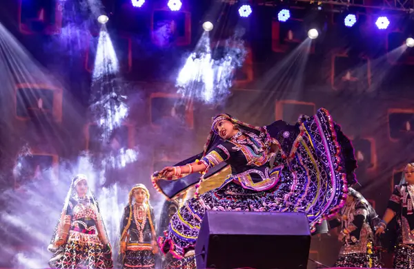 Puşkar, Rajasthan, Hindistan - Kasım 05 2022: Rajasthani halk dansları yapan kadın ressamın portresi geleneksel elbisesiyle pulkar fuarında gülümseyerek 