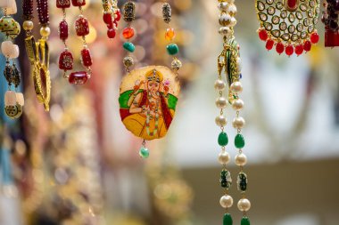 El işi sanatı, sergilenen renkli kolyeyle yapılmış el yapımı Lord Ganesh hatırası. Seçici odak.