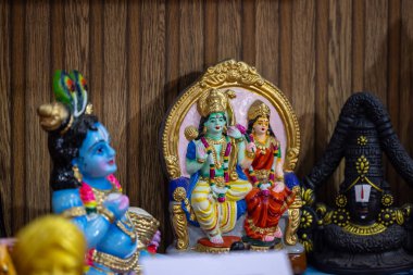 Sergilenen kilden yapılmış Hindu tanrı ram heykeli. Seçici odak