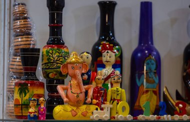 Lord Ganesha putu ahşaptan yapılmıştır. Renkli boyayla el yapımı..