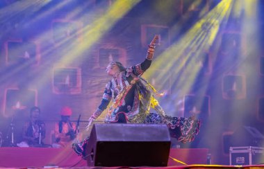 Puşkar, Rajasthan, Hindistan - 5 Kasım 2022: Ünlü Rajasthani halk sanatçısı Gulabo sapera 'nın portresi geleneksel elbise ve mücevherlerle geleneksel halk dansları Kalbelia' sında sahne alıyor