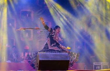 Puşkar, Rajasthan, Hindistan - 5 Kasım 2022: Ünlü Rajasthani halk sanatçısı Gulabo sapera 'nın portresi geleneksel elbise ve mücevherlerle geleneksel halk dansları Kalbelia' sında sahne alıyor