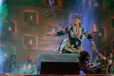 Puşkar, Rajasthan, Hindistan - 5 Kasım 2022: Ünlü Rajasthani halk sanatçısı Gulabo sapera 'nın portresi geleneksel elbise ve mücevherlerle geleneksel halk dansları Kalbelia' sında sahne alıyor
