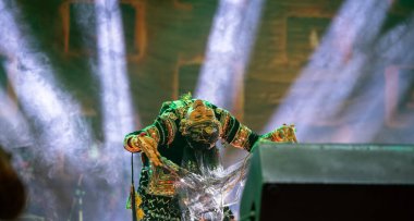 Puşkar, Rajasthan, Hindistan - 5 Kasım 2022: Ünlü Rajasthani halk sanatçısı Gulabo sapera 'nın portresi geleneksel elbise ve mücevherlerle geleneksel halk dansları Kalbelia' sında sahne alıyor