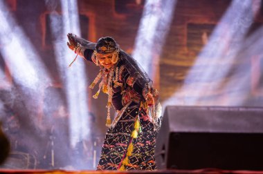 Puşkar, Rajasthan, Hindistan - 5 Kasım 2022: Ünlü Rajasthani halk sanatçısı Gulabo sapera 'nın portresi geleneksel elbise ve mücevherlerle geleneksel halk dansları Kalbelia' sında sahne alıyor