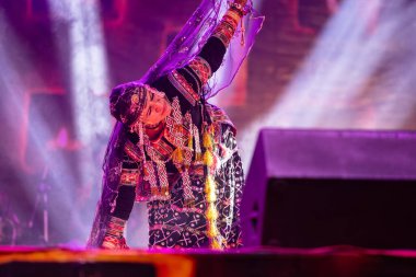 Puşkar, Rajasthan, Hindistan - 5 Kasım 2022: Ünlü Rajasthani halk sanatçısı Gulabo sapera 'nın portresi geleneksel elbise ve mücevherlerle geleneksel halk dansları Kalbelia' sında sahne alıyor