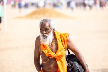 Puşkar, Rajasthan, Hindistan - Kasım 06 2022: Puşkar Fuarı, geleneksel deve fuarı sırasında Pushkar caddesindeki yaşlı bir sadhu babanın portresi.