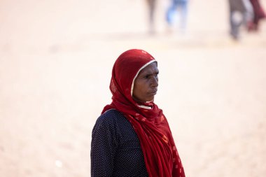 Puşkar, Rajasthan, Hindistan - Kasım 05 2022: Puşkar Fuarı, Rajasthan 'lı kadın portresi Renkli geleneksel elbise ve başörtüsü