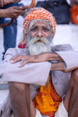 Puşkar, Rajasthan, Hindistan - Kasım 06 2022: Puşkar Fuarı, deve fuarı sırasında Pushkar caddesinde yaşlı bir sadhu babanın portresi 