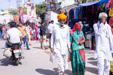 Puşkar, Rajasthan, Hindistan - Kasım 06 2022: Puşkar Fuarı, Rajasthani halkının itme fuarında eğlenen portresi  