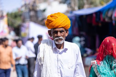 Puşkar, Rajasthan, Hindistan - Kasım 06 2022: Puşkar Fuarı, Rajasthani 'li yaşlı bir erkeğin portresi  