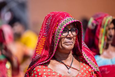 Puşkar, Rajasthan, Hindistan - Kasım 06, 2022: Pushkar Fair, Rajasthan 'lı kadın portresi Renkli geleneksel elbise ve başörtüsü