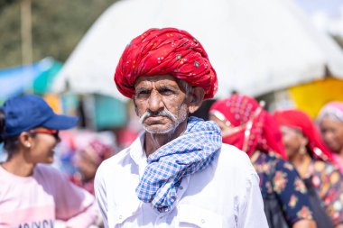 Puşkar, Rajasthan, Hindistan - Kasım 06 2022: Puşkar Fuarı, Rajasthani 'li yaşlı bir erkeğin portresi  