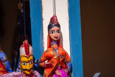 Jodhpur 'da Hint renkli Rajasthani el yapımı kuklalar.