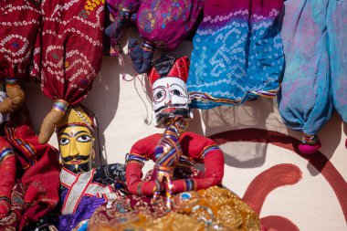 Jodhpur 'da Hint renkli Rajasthani el yapımı kuklalar.