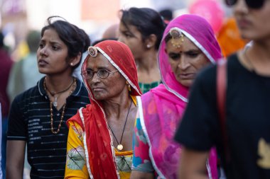Puşkar, Rajasthan, Hindistan - Kasım 06, 2022: Pushkar Fair, Rajasthan 'lı kadınların renkli geleneksel elbise ve peçeleriyle portresi