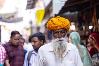 Puşkar, Rajasthan, Hindistan - Kasım 06 2022: Puşkar Fuarı, Rajasthani 'li yaşlı bir erkeğin portresi