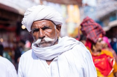 Puşkar, Rajasthan, Hindistan - Kasım 06 2022: Puşkar Fuarı, Rajasthani 'li yaşlı bir erkeğin portresi