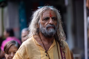 Puşkar, Rajasthan, Hindistan - Kasım 06 2022: Puşkar Fuarı, deve fuarı sırasında Pushkar caddesinde yaşlı bir sadhu babanın portresi 