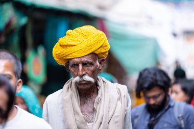 Puşkar, Rajasthan, Hindistan - Kasım 06 2022: Puşkar Fuarı, Rajasthani 'li yaşlı bir erkeğin portresi