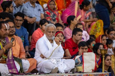 Puşkar, Rajasthan, Hindistan - Kasım 06 2022: Hindu erkek bir rahibin portresi kutsal itfaiye gölü maha aarti (dua) yapıyor.
