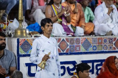 Puşkar, Rajasthan, Hindistan - Kasım 06 2022: Hindu erkek bir rahibin portresi kutsal itfaiye gölü maha aarti (dua) yapıyor.