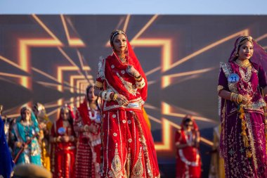 Bikaner, Rajasthan, Hindistan - 14 Ocak 2023: Bikaner deve festivali sırasında bayan marwar deve festivaline katılan etnik rajasthani elbiseleriyle güzel Hintli kadınların portresi