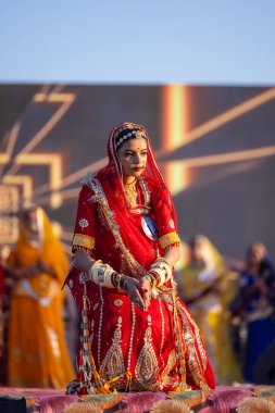 Bikaner, Rajasthan, Hindistan - 14 Ocak 2023: Bikaner deve festivali sırasında bayan marwar deve festivaline katılan etnik rajasthani elbisesi giymiş güzel Hintli genç bir kadının portresi