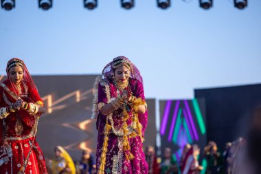Bikaner, Rajasthan, Hindistan - 14 Ocak 2023: Bikaner deve festivali sırasında bayan marwar deve festivaline katılan etnik rajasthani elbiseleriyle güzel Hintli kadınların portresi