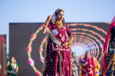 Bikaner, Rajasthan, Hindistan - 14 Ocak 2023: Bikaner deve festivali sırasında bayan marwar deve festivaline katılan etnik rajasthani elbisesi giymiş güzel Hintli genç bir kadının portresi