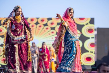 Bikaner, Rajasthan, Hindistan - 14 Ocak 2023: Bikaner deve festivali sırasında bayan marwar deve festivaline katılan etnik rajasthani elbiseleriyle güzel Hintli kadınların portresi