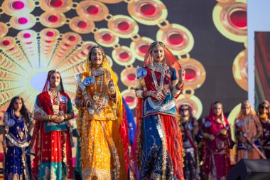 Bikaner, Rajasthan, Hindistan - 14 Ocak 2023: Bikaner deve festivali sırasında bayan marwar deve festivaline katılan etnik rajasthani elbiseleriyle güzel Hintli kadınların portresi