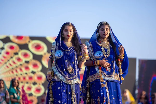 Bikaner, Rajasthan, Hindistan - 14 Ocak 2023: Bikaner deve festivali sırasında bayan marwar deve festivaline katılan etnik rajasthani elbiseleriyle güzel Hintli kadınların portresi