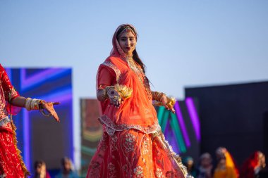 Bikaner, Rajasthan, Hindistan - 14 Ocak 2023: Bikaner deve festivali sırasında Bayan Marwar deve gösterisine katılan etnik rajasthani lehenga choli kıyafetli güzel Hintli kadının portresi