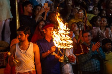 Puşkar, Rajasthan, Hindistan - Kasım 06 2022: Hindu erkek bir rahibin portresi kutsal itfaiye gölü maha aarti (dua) yapıyor..