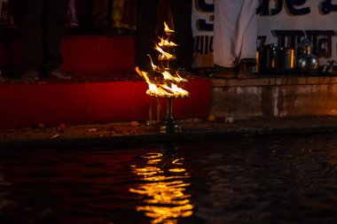 Pushkar, Rajasthan, Hindistan - Kasım 06 2022: Hindu sanatsal ayinleri sırasında kutsal itme gölünde yangın alevi