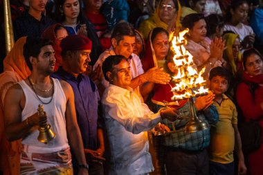 Puşkar, Rajasthan, Hindistan - Kasım 06 2022: Hindu erkek bir rahibin portresi kutsal itfaiye gölü maha aarti (dua) yapıyor..