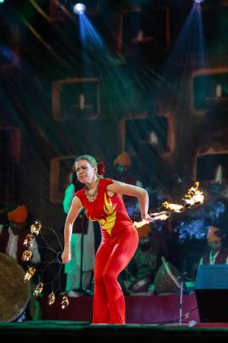 Pushkar, Rajasthan, Hindistan - Kasım 06 2022: Yabancı kadın sanatçının portresi itiş-kakış sırasında ateş dansı yapıyor 