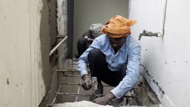 インド ウッタルプラデシュ州ガジバード 2024 職場の男性 建設現場で働くインドの男性労働者 — ストック動画