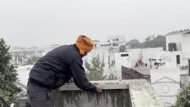 インド ウッタルプラデシュ州ガジバード 2024 職場の男 建設現場で働くインドの男性労働者 — ストック動画