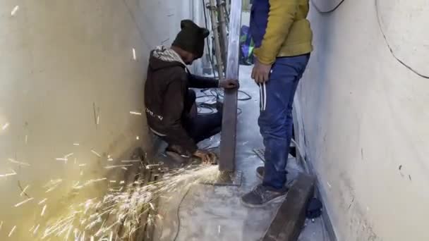 インドウッタルプラデシュ州ガジバード 2024 仕事で男 建設現場で働くインドの男性 ドリルマシン — ストック動画
