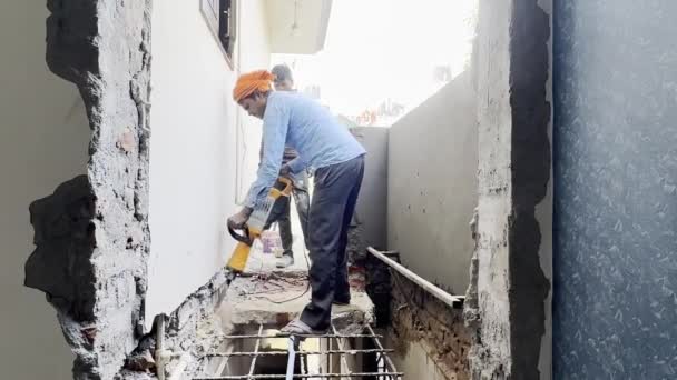 2024年1月 印度北方邦加齐亚巴德 男性在工作 印度男性在建筑工地用钻孔机工作 — 图库视频影像