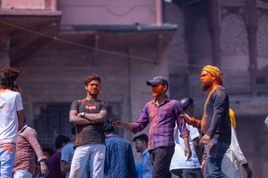 Varanasi, Uttar Pradesh, Hindistan - 04 Mart 2023: Masan Holi, Mankarnika ghat 'ındaki bayram bayramını renklerle ve eğlenceyle kutlayan kimliği belirsiz bir grup insan. Holi festivalinde mutlu yüzler