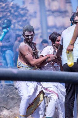 Varanasi, Uttar Pradesh, Hindistan - Mart 04: 2023: Masan Holi, Kutsal bir sadhu Baba 'nın Kashi' deki Manyakka ghat 'taki bayramını kutlayan portresi. Holi festivalinde mutlu yüzler