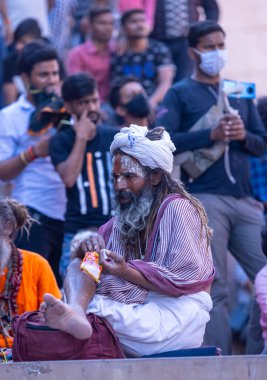 Varanasi, Uttar Pradesh, Hindistan - Mart 04: 2023: Masan Holi, Kutsal bir sadhu Baba 'nın Kashi' deki Manyakka ghat 'taki bayramını kutlayan portresi. Holi festivalinde mutlu yüzler