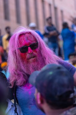 Varanasi, Uttar Pradesh, Hindistan - 04 Mart 2023: Masan Holi, Mankarnika ghat bayramını renklerle ve eğlenceyle kutlayan kimliği belirsiz adam. Holi festivalinde mutlu yüzler