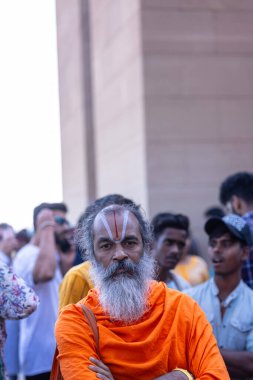 Varanasi, Uttar Pradesh, Hindistan - Mart 04: 2023: Masan Holi, Kutsal bir sadhu Baba 'nın Kashi' deki Manyakka ghat 'taki bayramını kutlayan portresi. Holi festivalinde mutlu yüzler